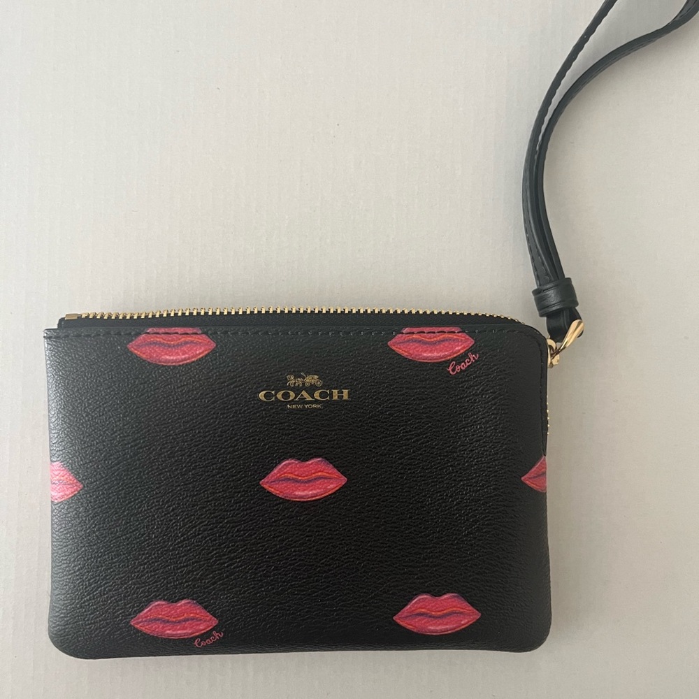 COACH LIPS 👄 wristlet with card holder